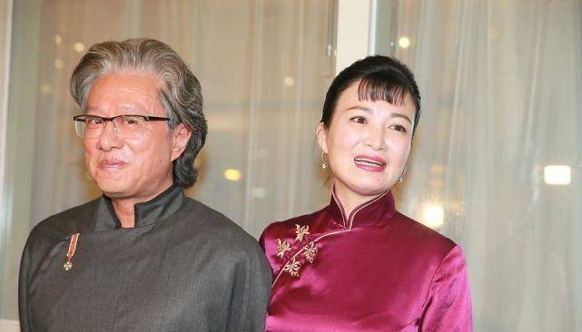 服装 陈少霞还挺爱国的,和富商丈夫同穿中装,一袭旗袍曲线迷人