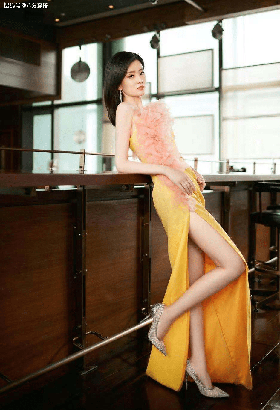 路线 乔欣彻底放弃乖乖女路线，缎面连衣裙成熟精致，身材高挑不输超模