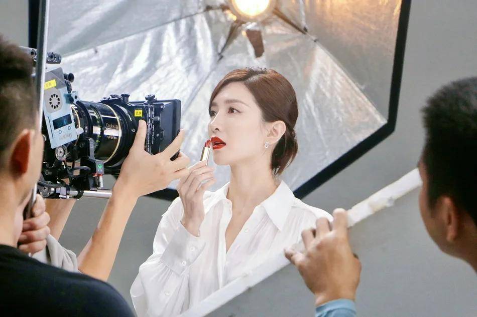 眼眸 江疏影穿着红色纱裙秀天鹅颈！雪肤玉貌太性感妩媚