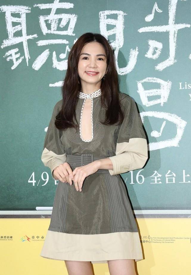 颜色 SHE中的“假小子”Ella也走起了甜美风,领子开口也不俗气,好美