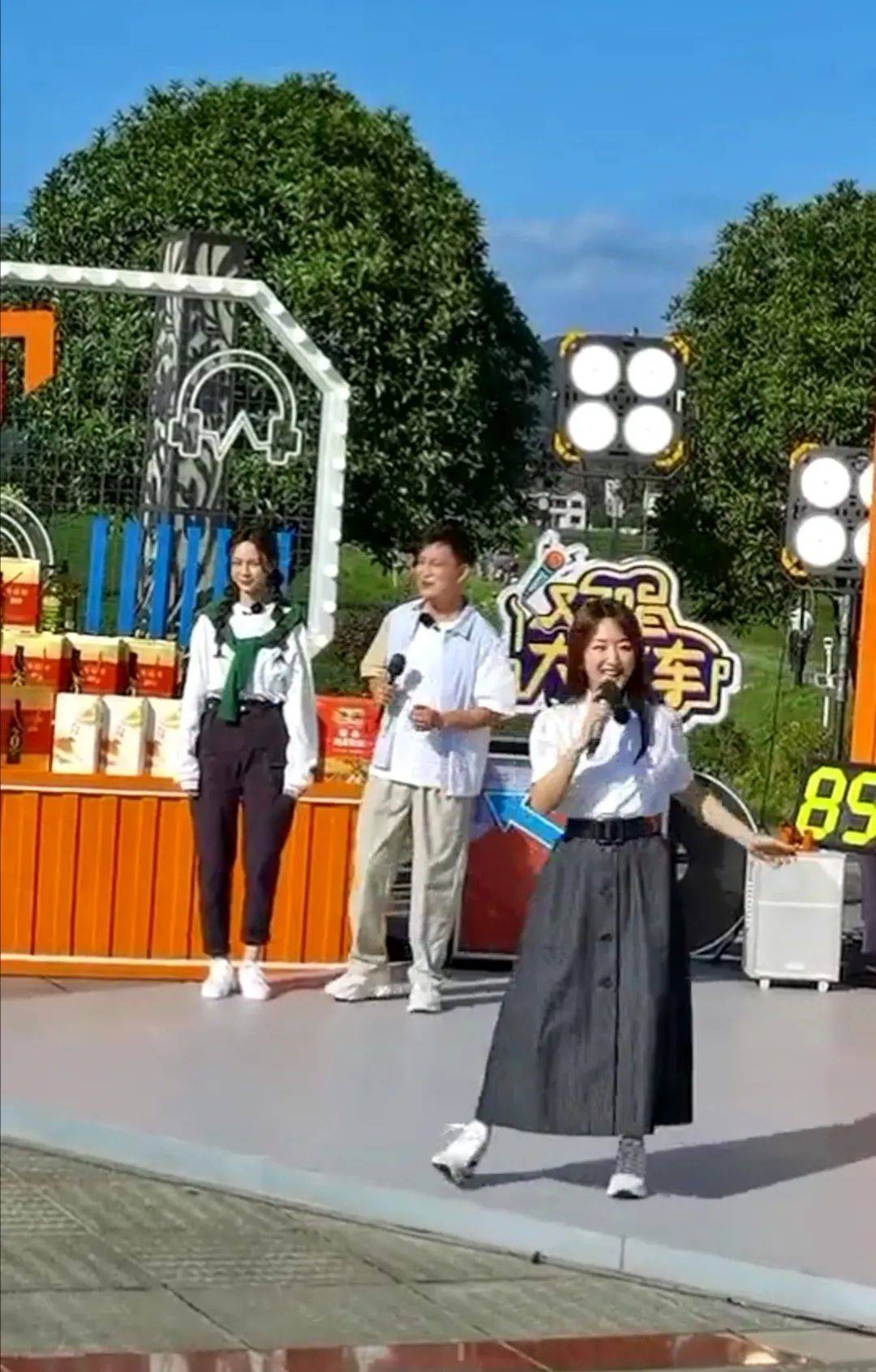 杨钰莹在户外看到杨钰莹，穿长裙踩运动鞋，脸还是娃娃脸但不少女了！