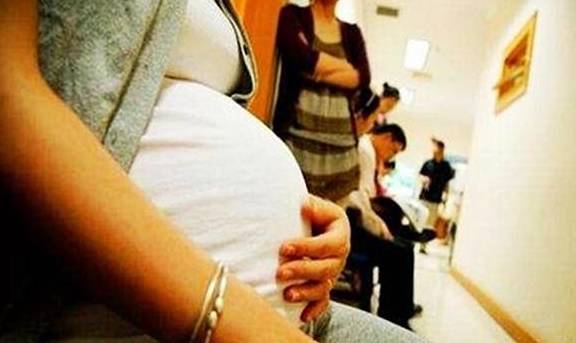 未来|儿子带女朋友回家，女方看到未来婆婆大着肚子，顿时变了脸