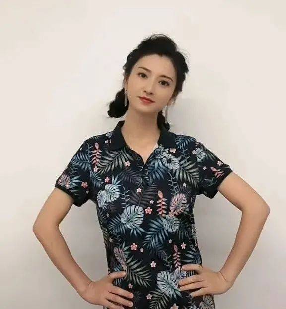 刘亦菲人美就乱来？驴蹄鞋、豹纹裤、彩虹裤袜，这些女星的衣品让人沉默