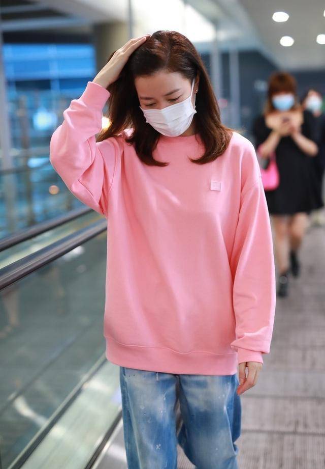 身材 佘诗曼气质太好，穿长款卫衣配牛仔裤走机场，五五分也毫无违和感