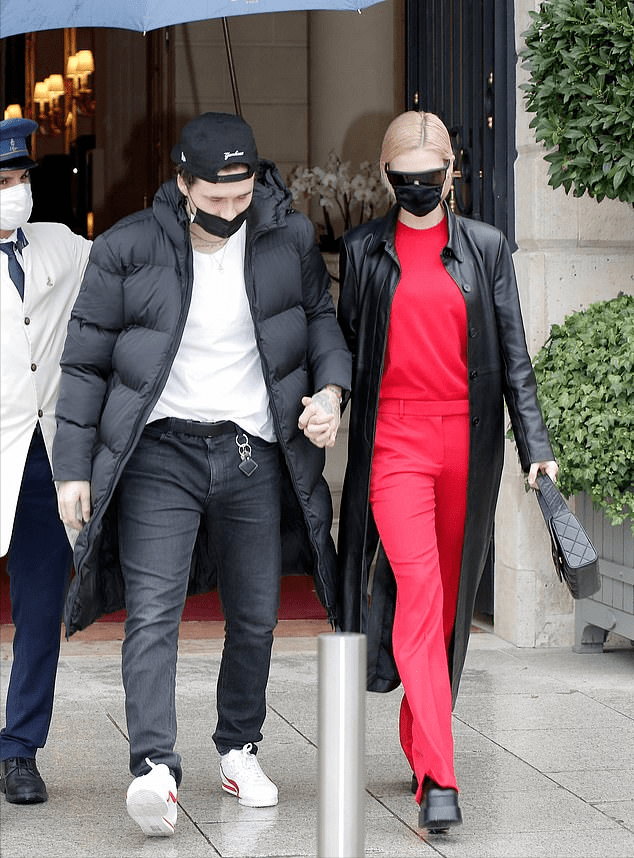 设计 小贝大儿子又去蹭巴黎时装周！未婚妻粉裙好仙，他的罗圈腿有点丑