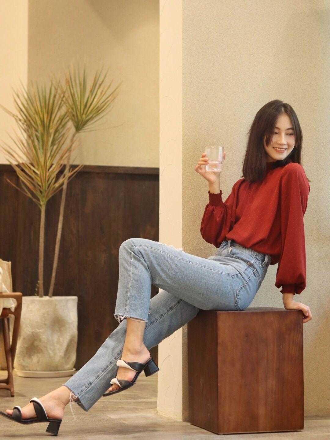 身材 为何你穿衣土气？衬衫搭半身裙或者牛仔裤优雅时髦，适合普通女生