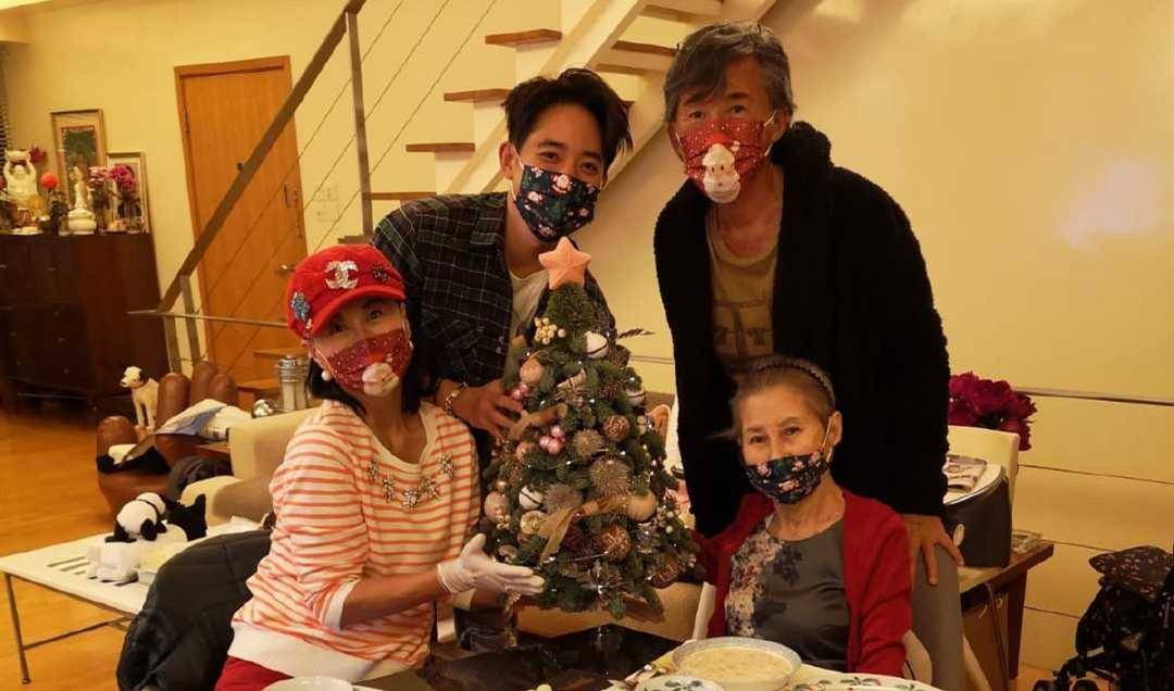 叶倩文 叶倩文电梯自拍，60岁穿毛线裙瘦成小老太，银发鱼尾纹老得认不出