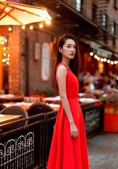 带着 钟丽缇真是太敢穿了，一袭大红裙开叉到大腿，50岁还有少女身材