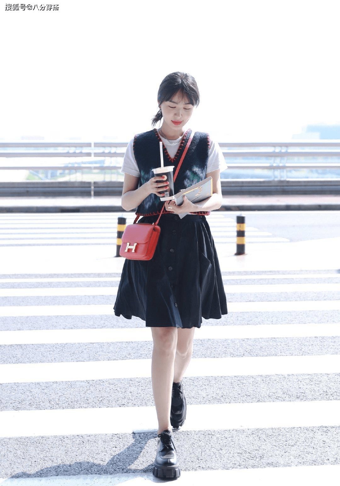 黑色 李菲儿身材好真任性，穿衬衫也能“下衣失踪”，漫画腿太撩人！