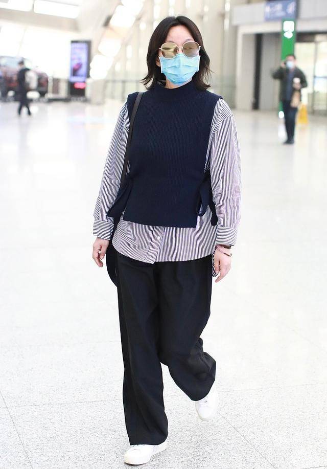 服装 50岁闫妮真会穿,条纹衬衫叠搭马甲简约又精致,中年女性该学习了