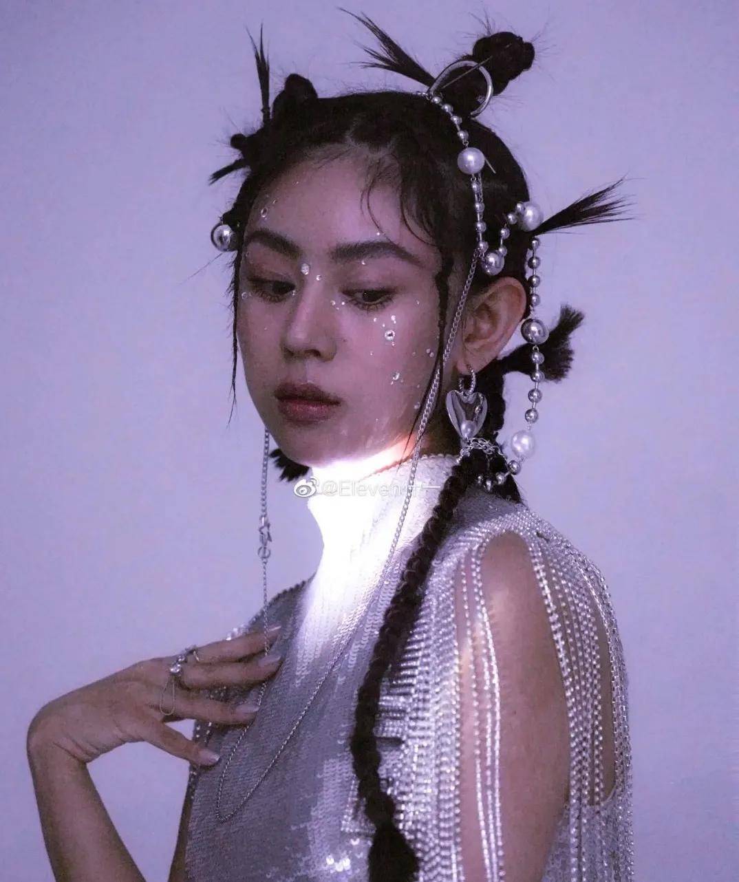 元素|未来感妆容持续大火，人机结合的时尚成审美趋势？