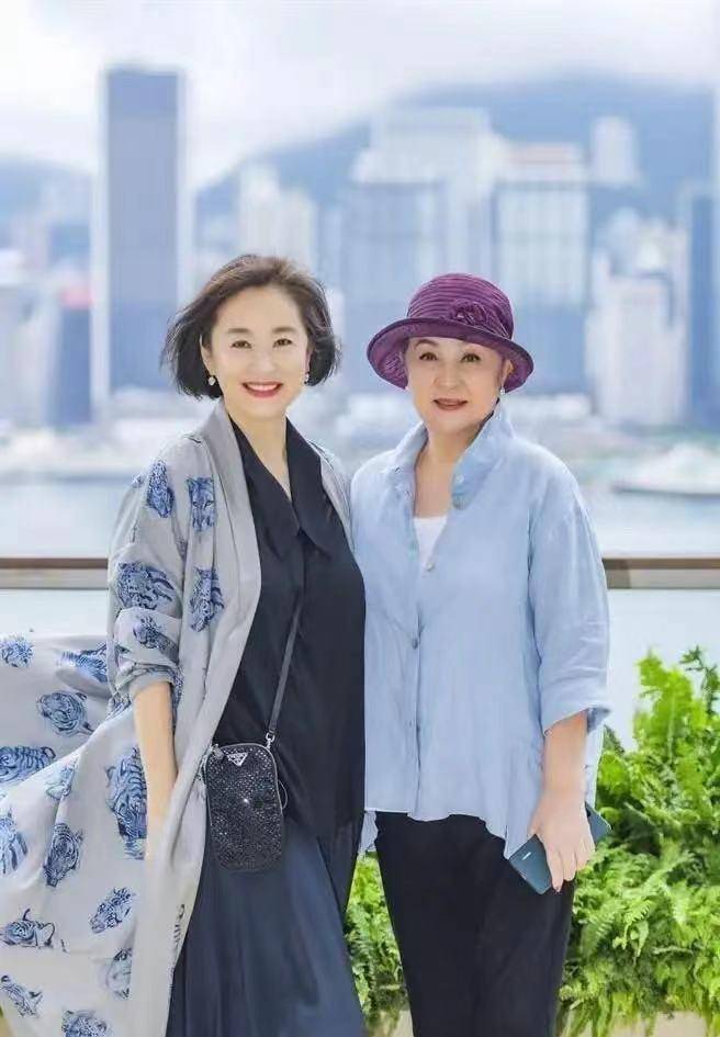 林青霞 66岁林青霞与闺蜜聚会！合影站C位气质绝绝的，优雅奶奶脸也惊艳