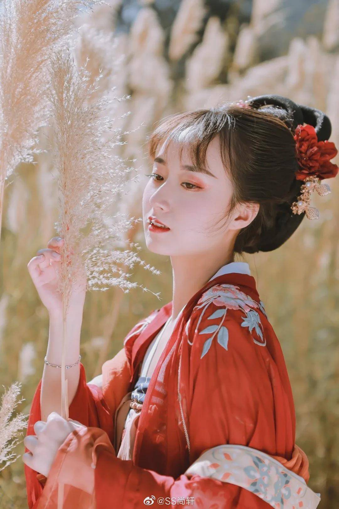 摄影汉服小仙女：笑颜如花绽，玉音婉转流