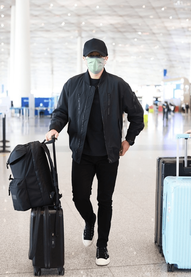 魏大勋 刘恺威不愧是“叔圈典范”，机场同框魏大勋也不输气质，成熟稳重