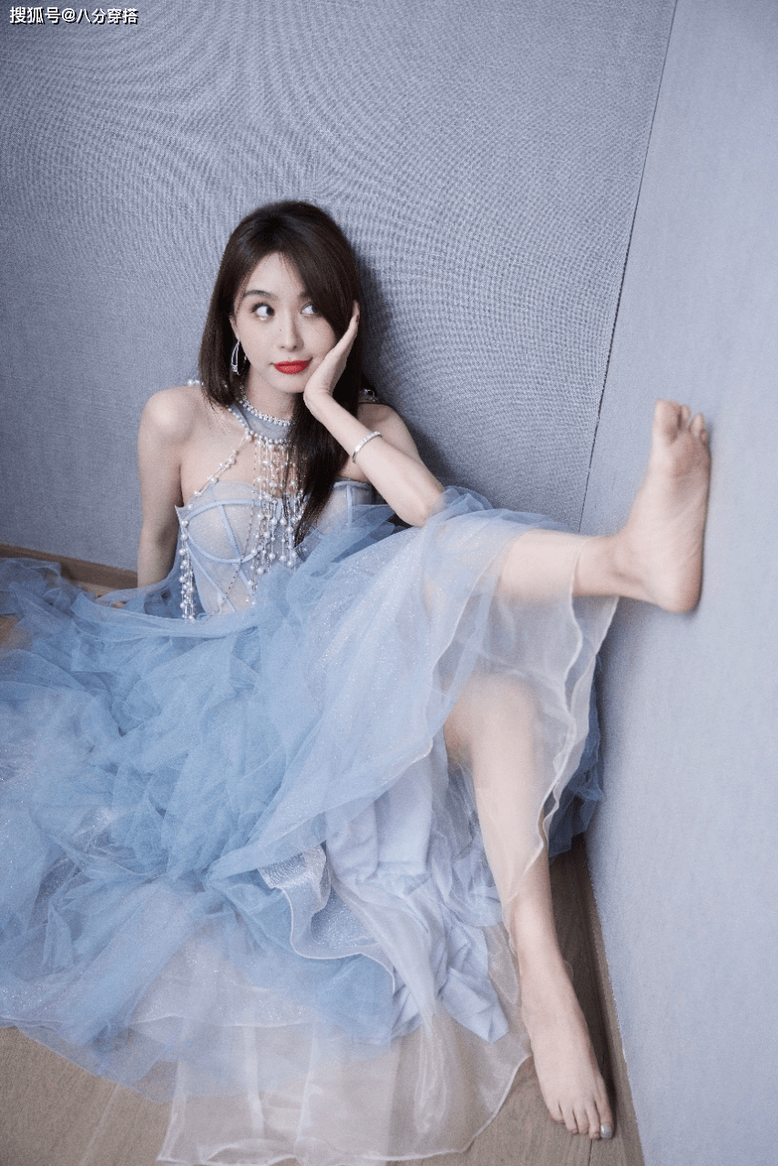 黑色 李菲儿身材好真任性,穿衬衫也能“下衣失踪”,漫画腿太撩人!