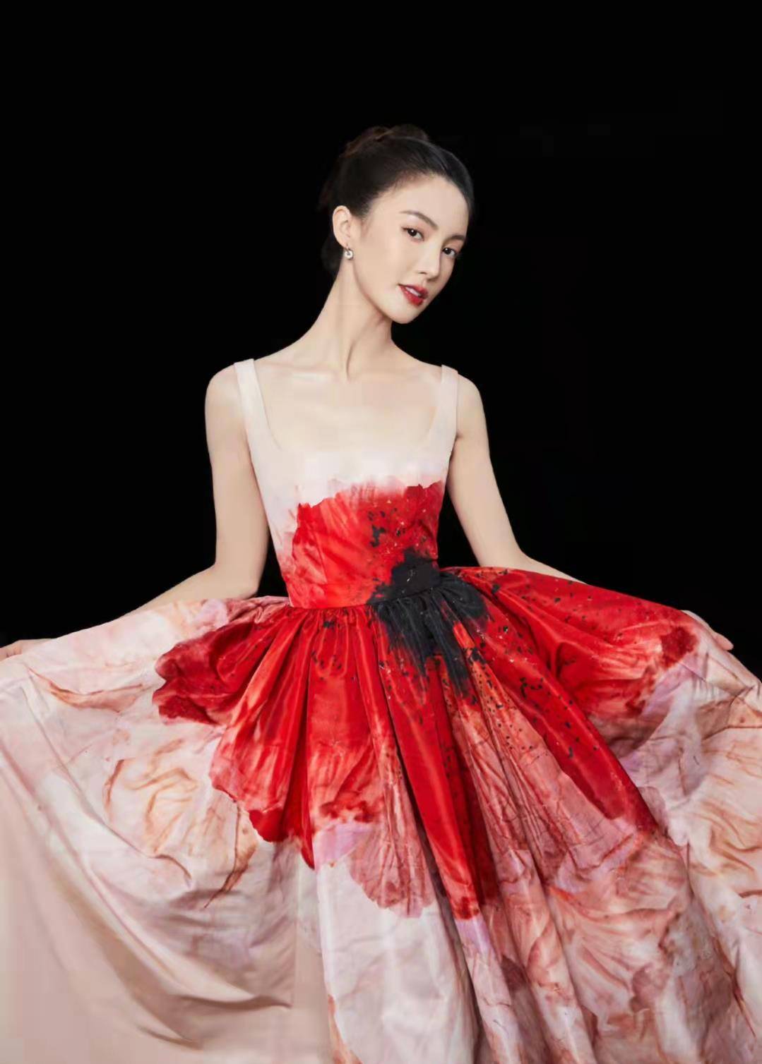 高定 央视国庆晚会群星闪耀！刘嘉玲穿国产高定，刘涛戴30万元珠宝吸睛