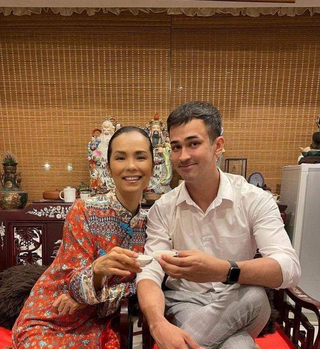 大气 58岁韦唯海底捞庆生，仨儿子只剩老幺作陪，精心打扮难掩落寞感