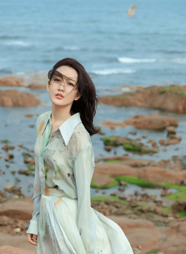 身材 李湘难得“普通”一回，身穿薄荷绿连衣裙配黑长直，富态身材真美