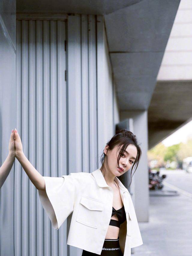 图案 今年“火”了一种穿搭，叫“短上衣当外套穿”，显高显瘦又有气场