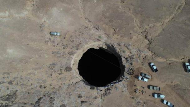 阿曼洞穴探险者潜入也门著名的“地狱之井”天坑