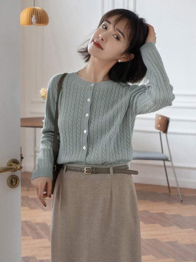 毛衣 种穿搭比较适合30多岁左右的女性穿，穿起来优雅大气