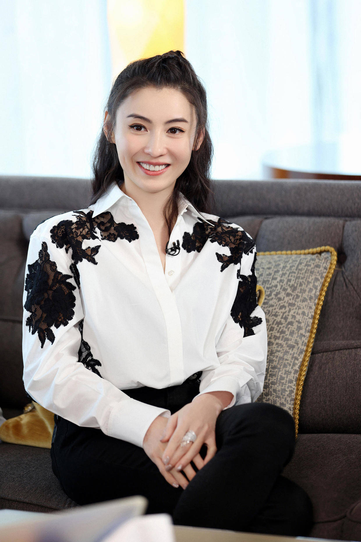 原创张柏芝才是"颜值天花板",穿大红色西装套装长腿吸睛,高级优雅