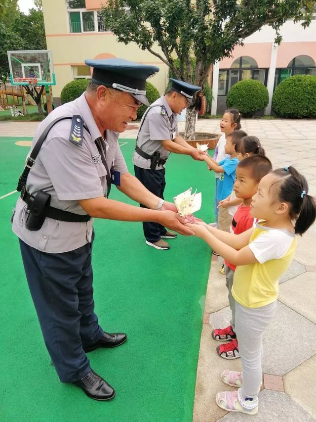 全家人|当5年幼儿园保安：家长对孩子太好，孩子永远不会明白全家人的爱