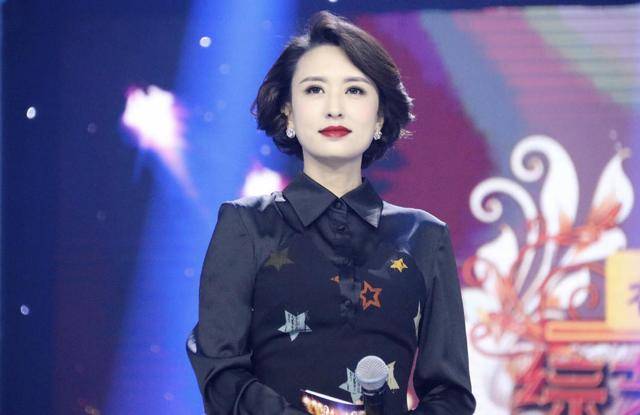 黑色 著名主持人张蕾这么厉害，穿一件黑色连衣裙搭配波波头，魅力十足