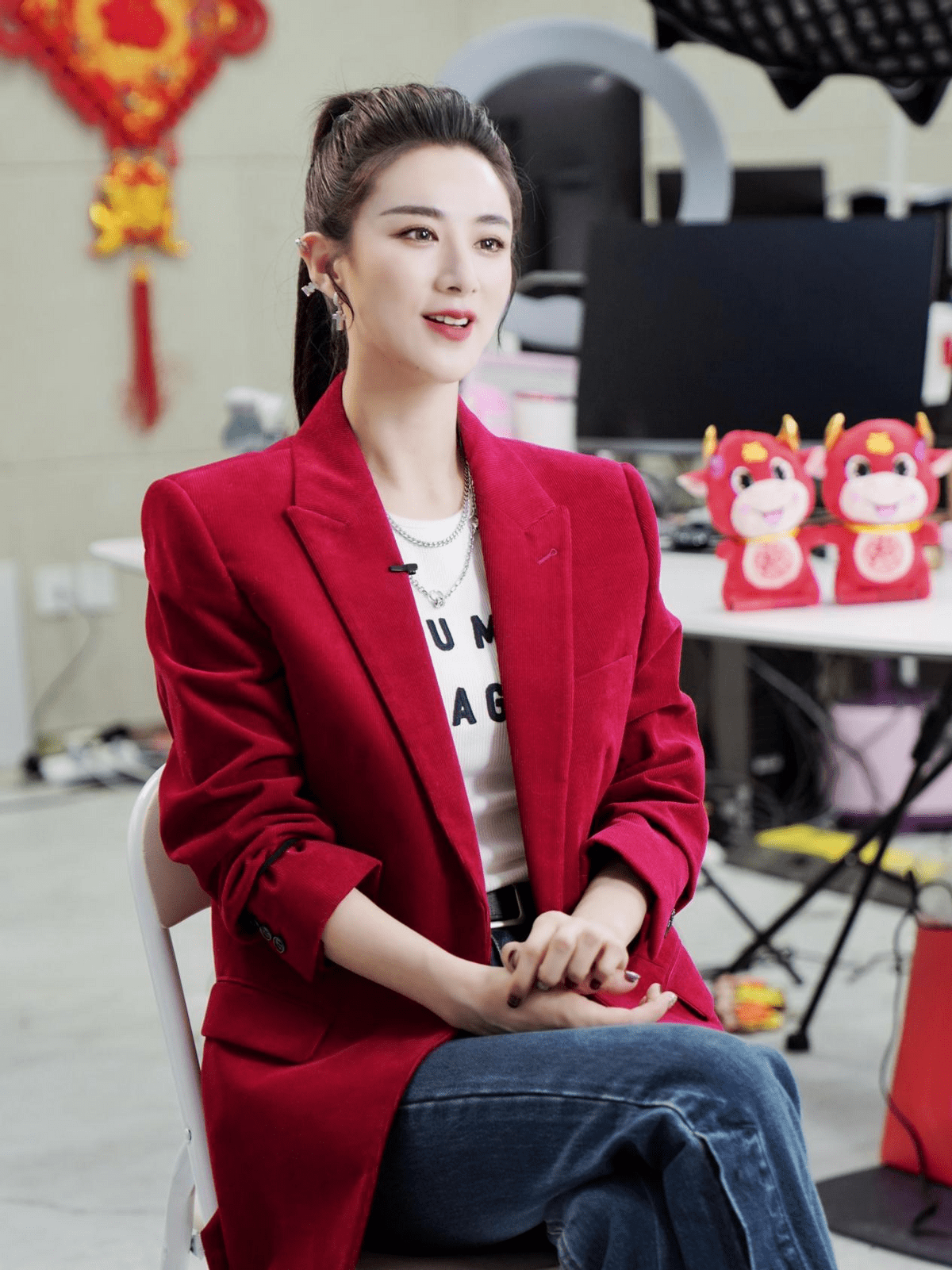 职场 薇娅与李佳琦难得并肩，虽然穿着职场装，但却带着女团的气质