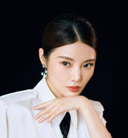 短裙 徐冬冬身材真好，皮质短裙配白色小西服，看着性感又妩媚