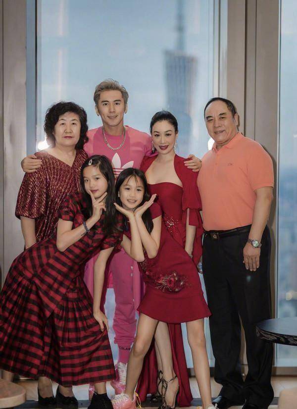 带着 钟丽缇真是太敢穿了，一袭大红裙开叉到大腿，50岁还有少女身材