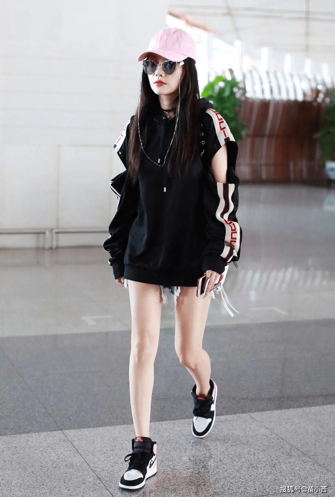 黑色 39岁李小璐带女儿走机场，穿卫衣搭百褶裙，看上去比22岁时更显嫩