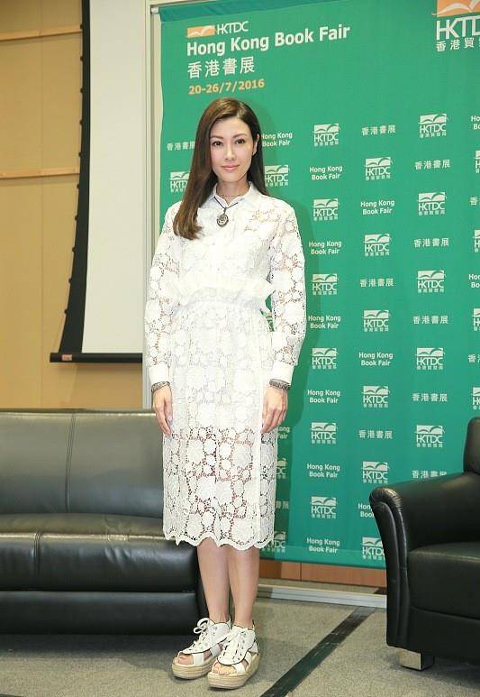 显得 李嘉欣的穿搭方式太显瘦了,带洞的设计更修身,看着不像50多岁