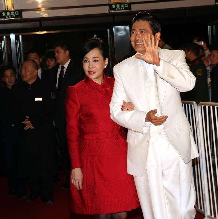 黑色 周润发的媳妇长得也很大气，一把年纪还在穿短裙，腿看着很年轻