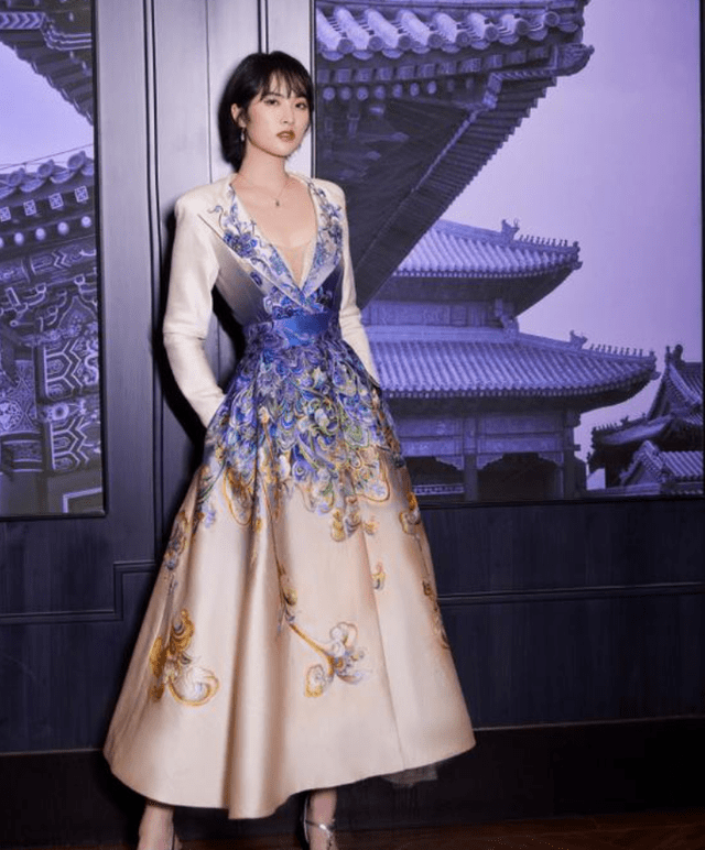 身材 姚安娜终于惊艳一回,孔雀蓝刺绣礼服穿出东方神韵,蚂蚁腰太吸晴