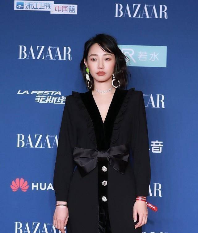 风情 白百何感觉瘦了不少，穿一字肩裙能看出锁骨，腰身也挺纤细的