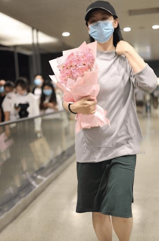 卫衣 咏梅51岁气质仍惊艳,穿灰卫衣配直筒裙,简单随性却难掩高级