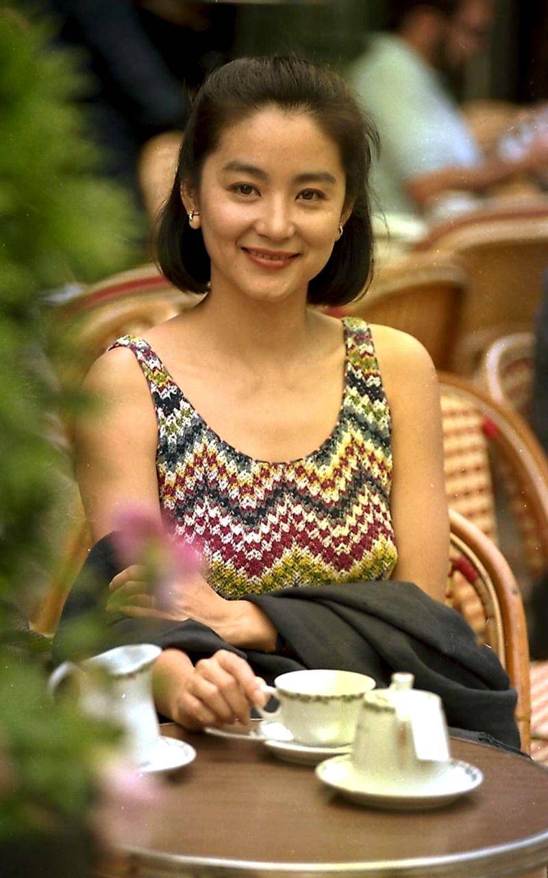 颜色 67岁林青霞气质真高级，穿搭低调素颜也耐看，优雅老去的样子真美