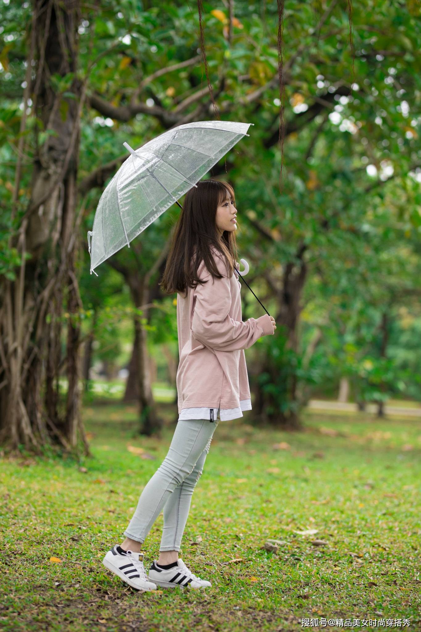 白边 粉色的毛衣很是甜美减龄，下搭一条牛仔裤，很是帅气时尚