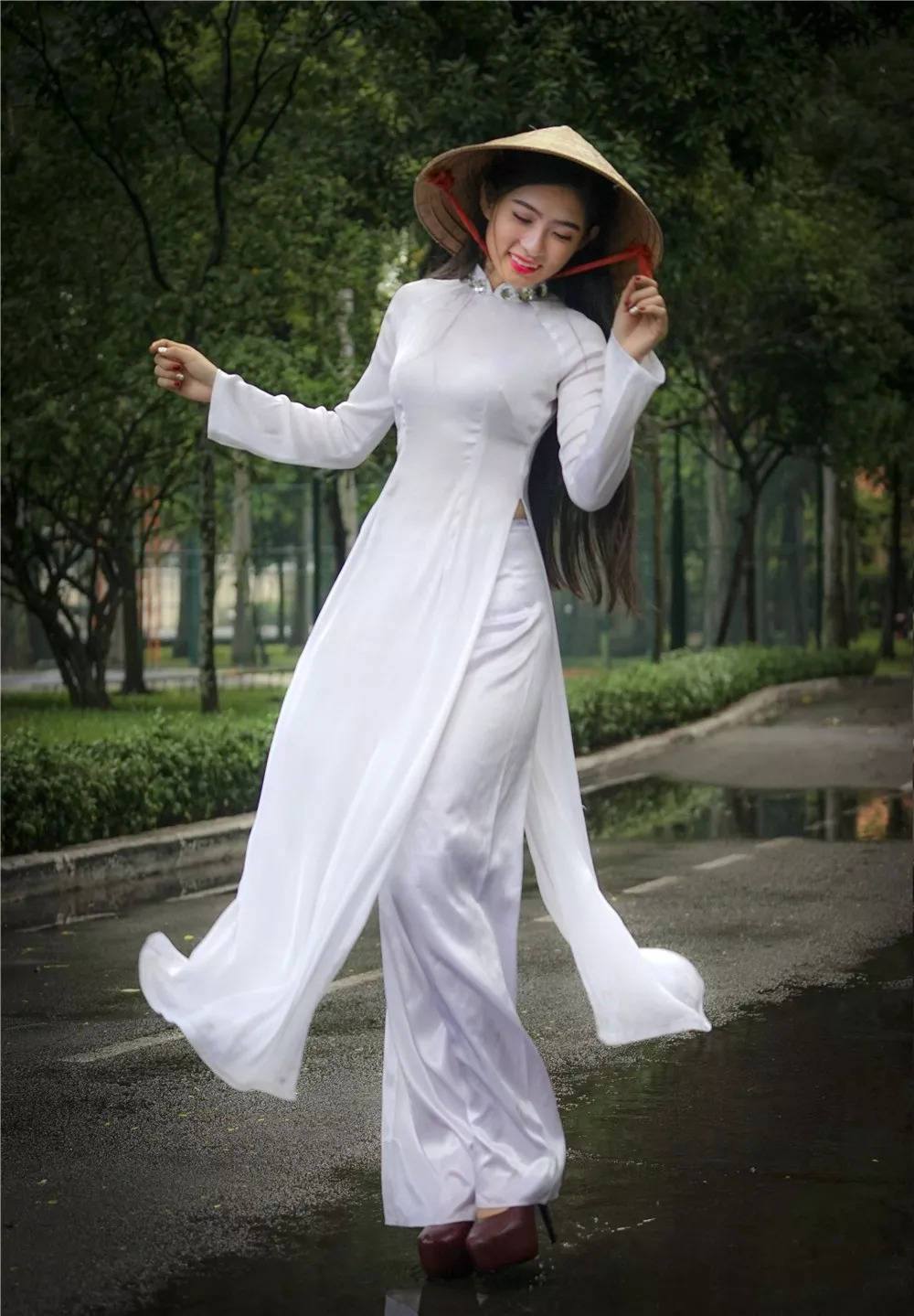 为何越南"旗袍"开叉开到腰,不怕走光?越南姑娘:恰恰相反!_奥黛