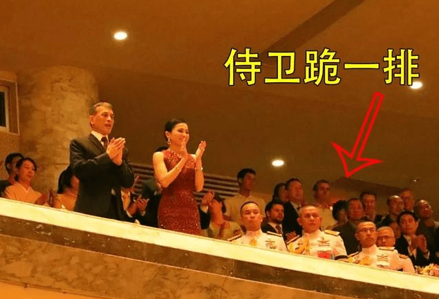 国王 苏提达又穿枣红色，小翻领时装裙真高贵，曾穿礼服裙听音乐会惊艳