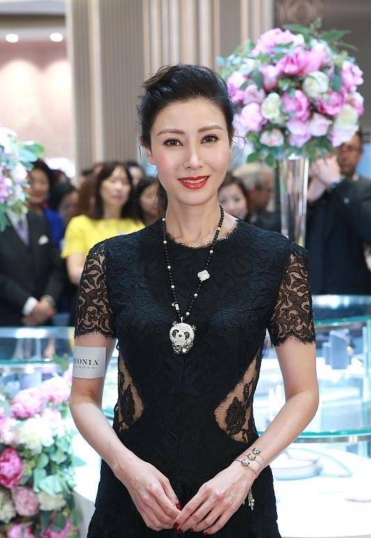 显得 李嘉欣的穿搭方式太显瘦了，带洞的设计更修身，看着不像50多岁