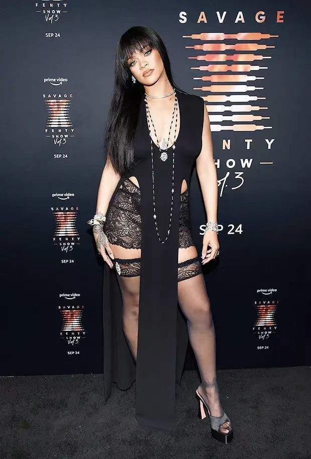 全黑 蕾哈娜全黑出行Slay整条街！缀满钻石贵气十足，粉丝：啥时发新碟
