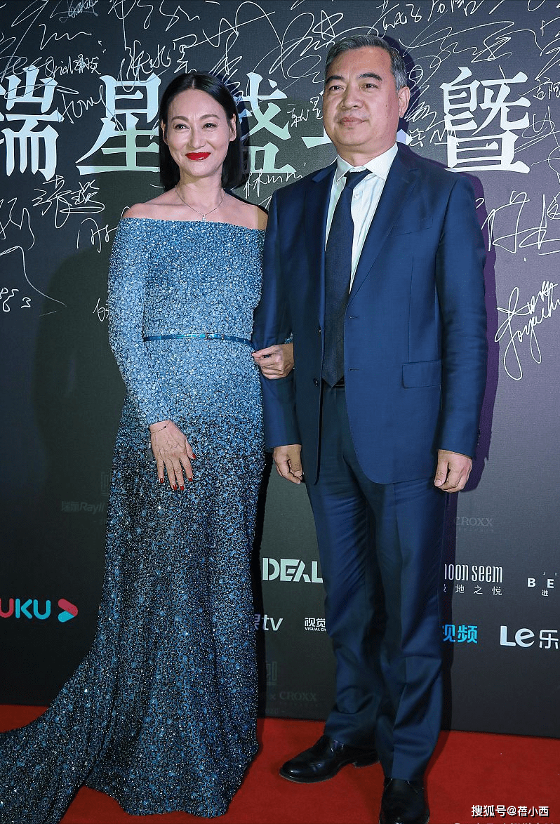 显得 惠英红越老越会穿, 一袭星空连衣裙配齐肩发走红毯,成熟美真高级