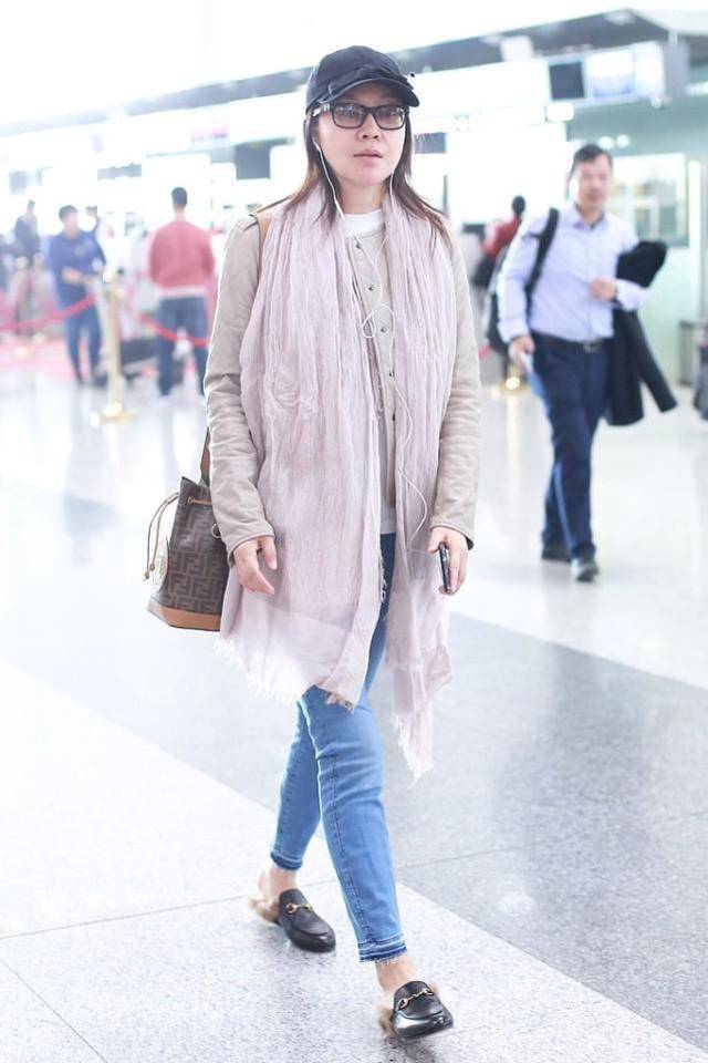 闫妮 闫妮日常穿着真随意，穿的私服不仅朴素还显老，差点认不出她