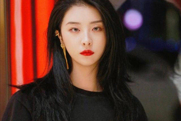 原创赵小棠原来是富二代，年轻妈妈出镜全身奢侈品，混不好就继承家业