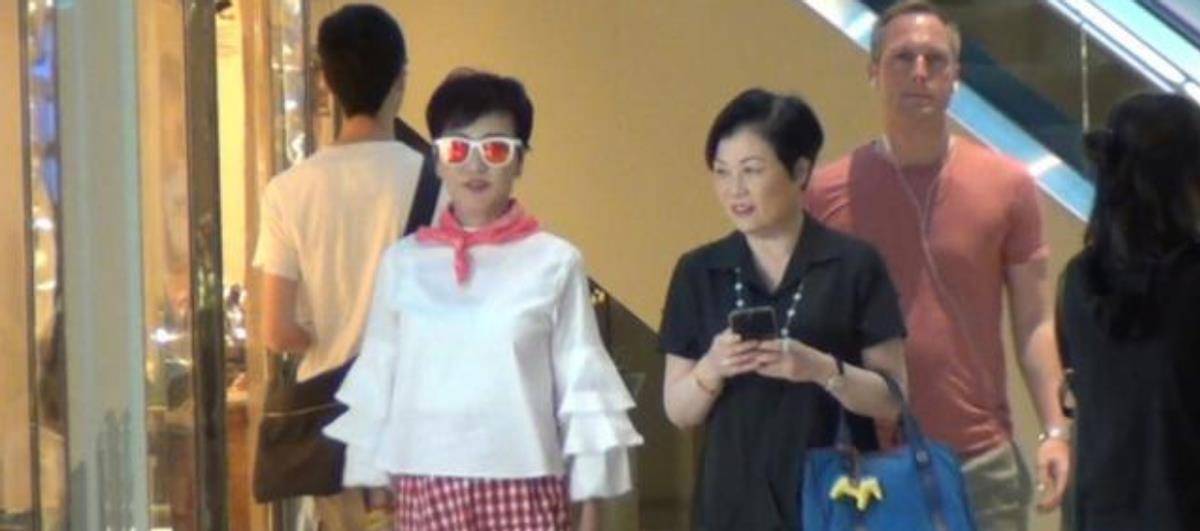 身材 狄波拉快70岁的人了，上街还扮得像小姑娘，墨镜配格纹裙太时髦了