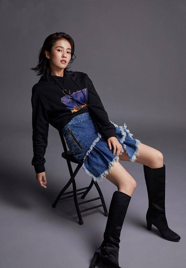 感觉 她与许凯主演《招摇》,穿卫衣配不规则牛仔裙,帅得让网友都心动