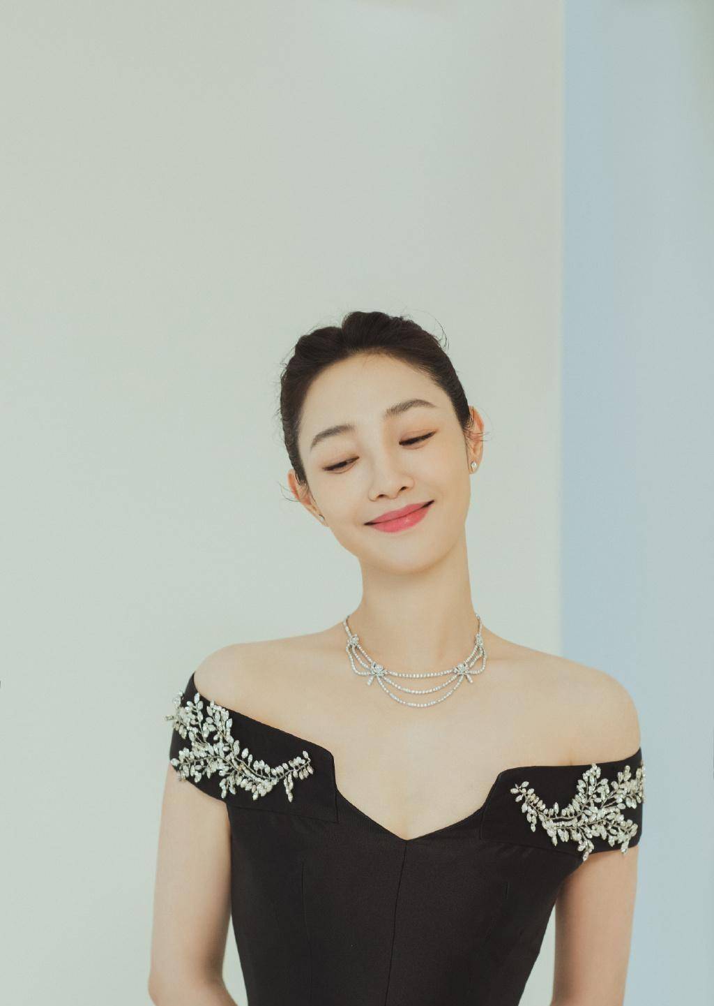 风情 白百何感觉瘦了不少，穿一字肩裙能看出锁骨，腰身也挺纤细的