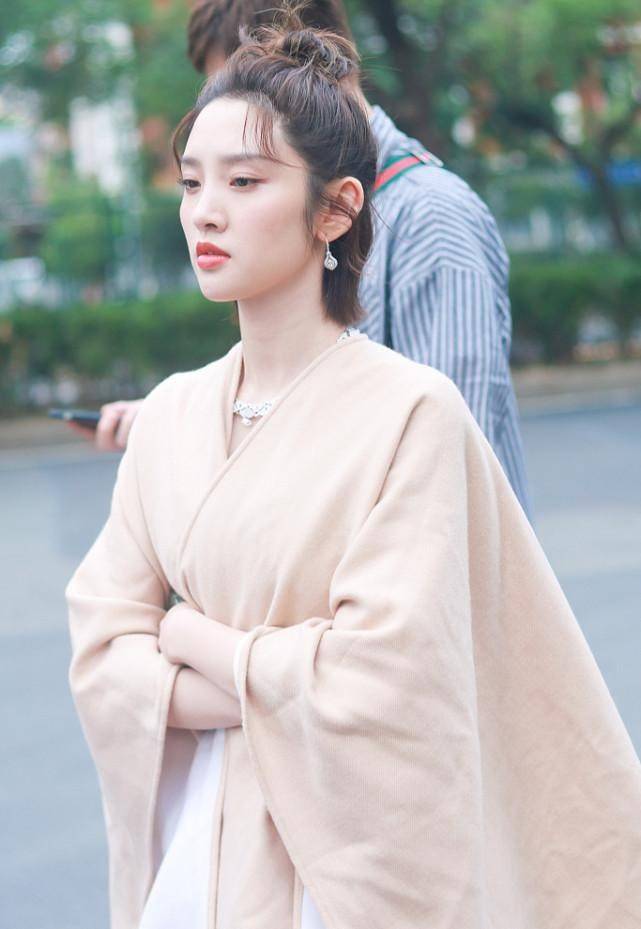 黑色 唐艺昕都当妈了却还像个小女孩，扎着丸子头，但穿“妈妈”装挺美